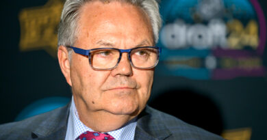 VGK GM McCrimmon Promotes Ryan Craig To Head Coach VGK GM McCrimmon Promotes Ryan Craig To Head Coach